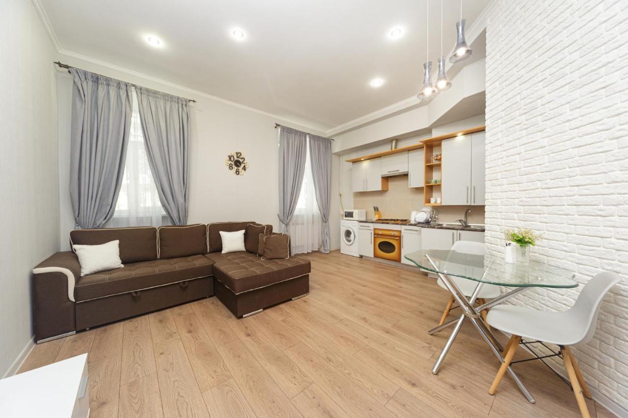 Apartment Zhukovskogo 17 Odessa Dış mekan fotoğraf